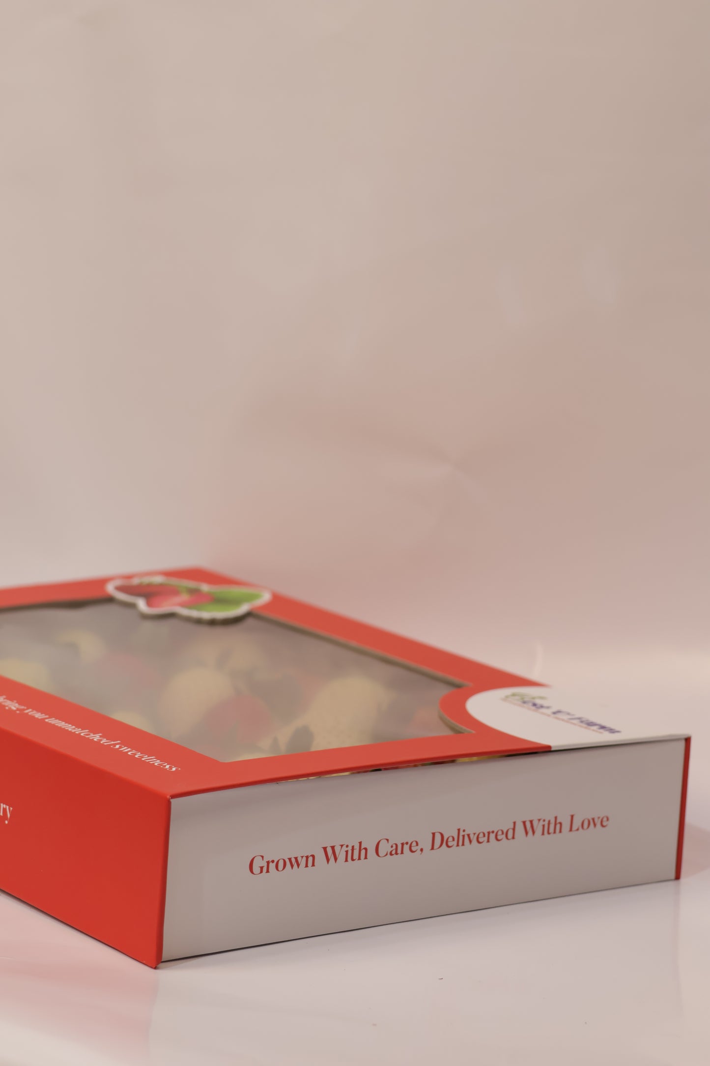 Premium White Pearl Strawberry Box | Perfect for gifting & celebration | 1 kg